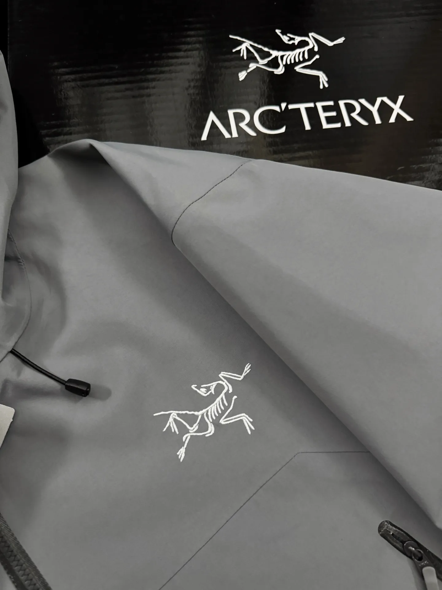 G 02 New Arrival Arcteryx Beta Series SL GORE-TEX Breathable 25SS New Arrival SL Lt ， Lt New Arrival ， ， ， Lt Yb 3D ， Tri-Durance ， Factory 📃 🔍 ， YKK ， ， ， 。 SL ， 。 bluesign@ N 13LGORE-TEX ， Wear-Resistant， 、 Breathable， 。 Storm Hood™ ， Water Tight™ ， ， ， 。 ，VISLON ， Velcro ， Zip-in， ARC TERYX BETA： 。 GORE-TEX： 、 、Breathable 。 ：Black Sizes：S-XXL ：112 116 120 124 128 ： 72 74 76 78 80 ：64.5 66 67.5 69 70.5 ：49.8 51 52.2 53.4 54.6